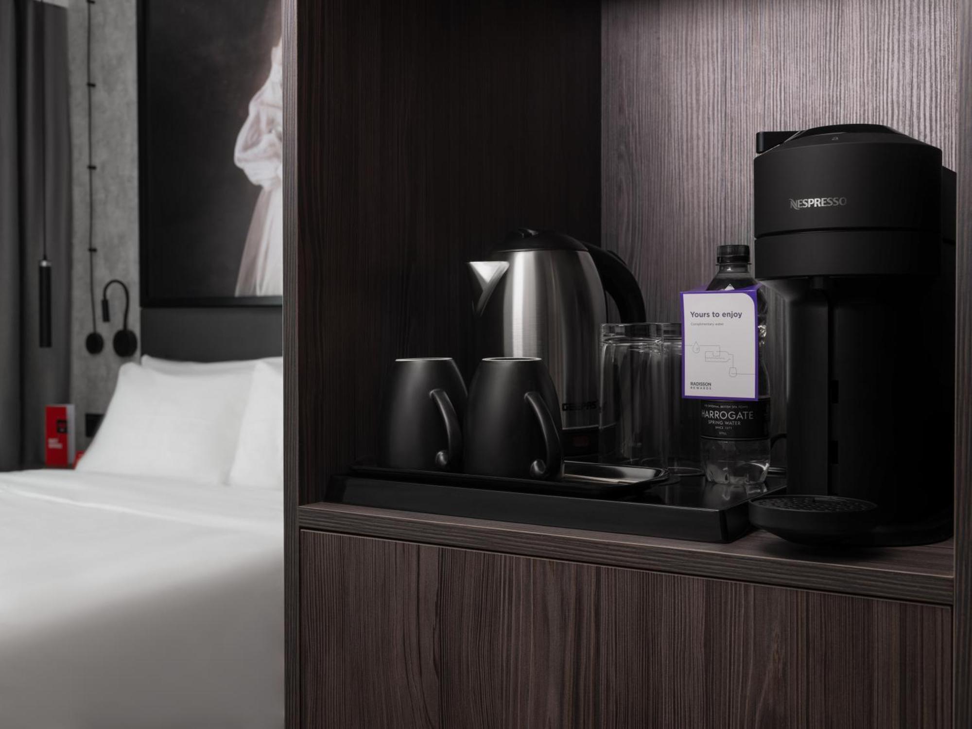Hotel Radisson Red London Gatwick Airport 4*