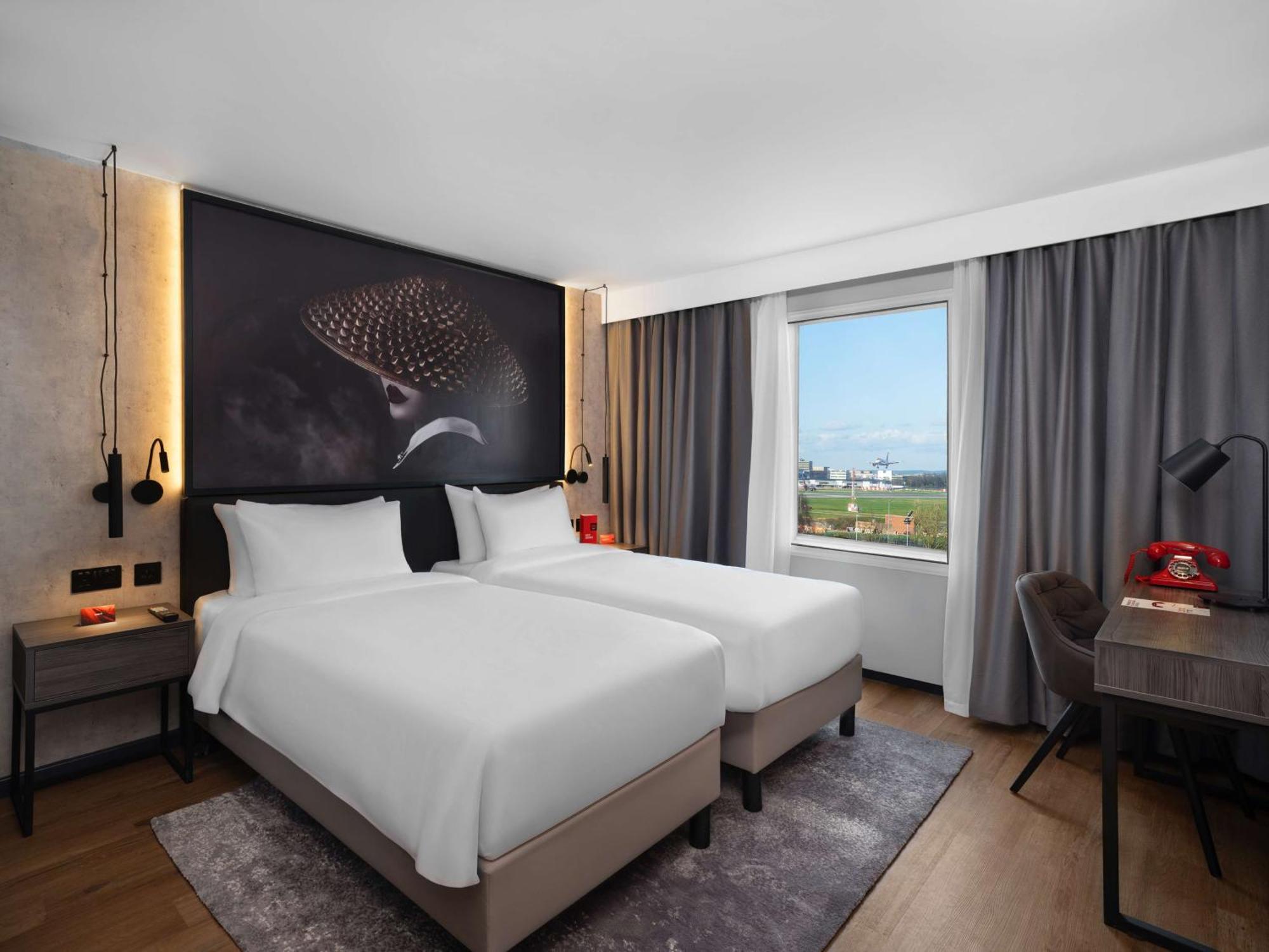 Radisson Red London Gatwick Airport 4* Crawley (West Sussex)
